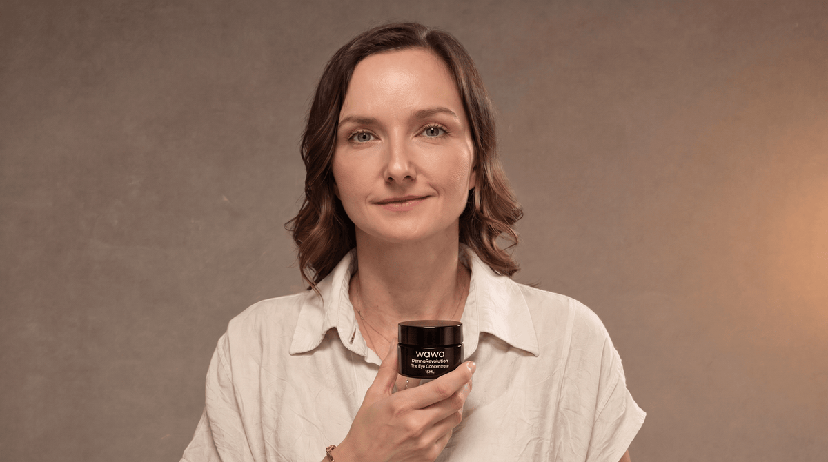 Mujer elegante con una piel natural hermosa aplicándose crema Wawa